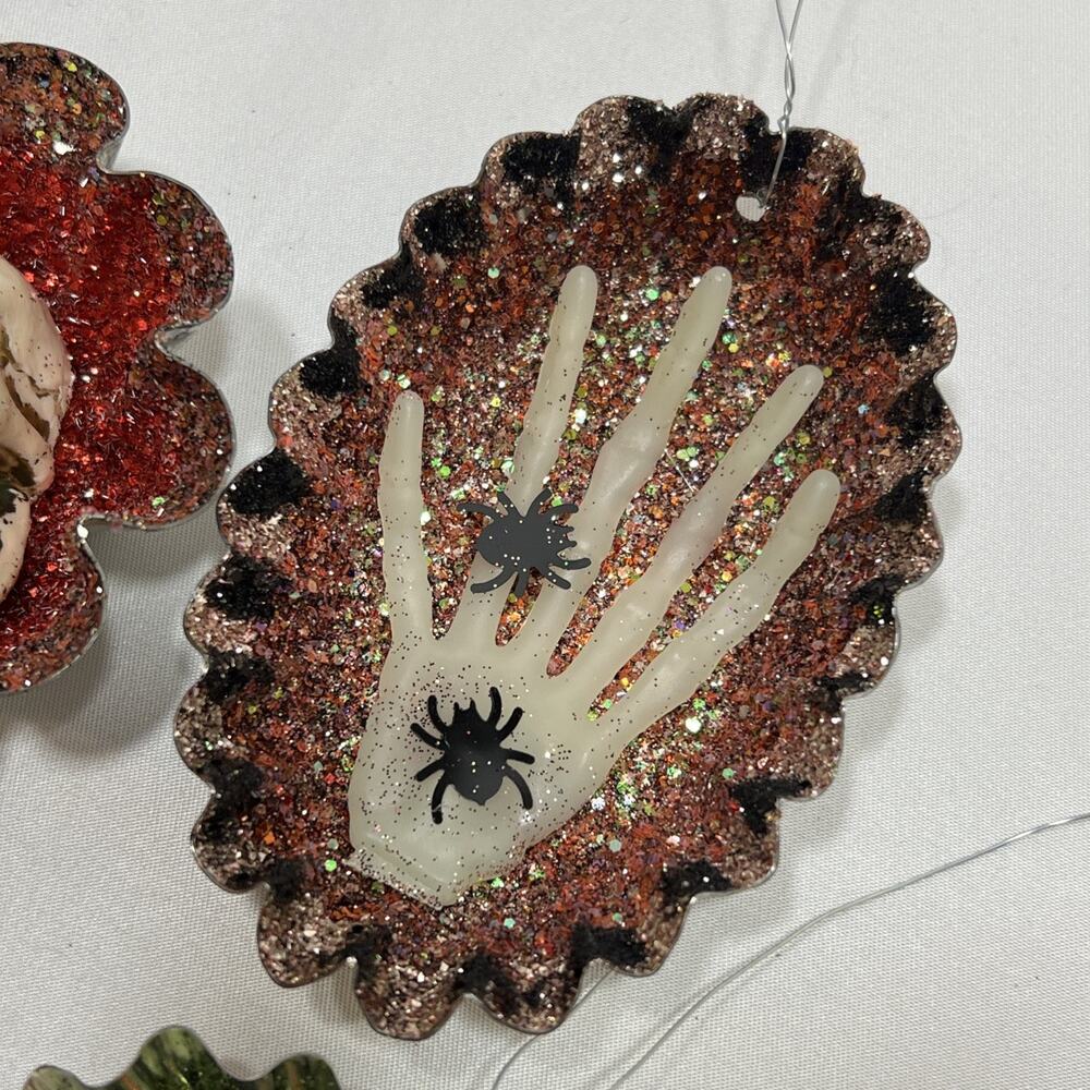 Vintage Tart Tin Dioramas Set of 4 Halloween Ornaments Eye Skull Bat Boo Hand - Picture 4 of 11